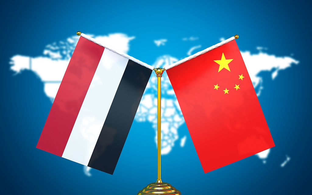 Chinese and Yemeni national flags. /CFP Photo