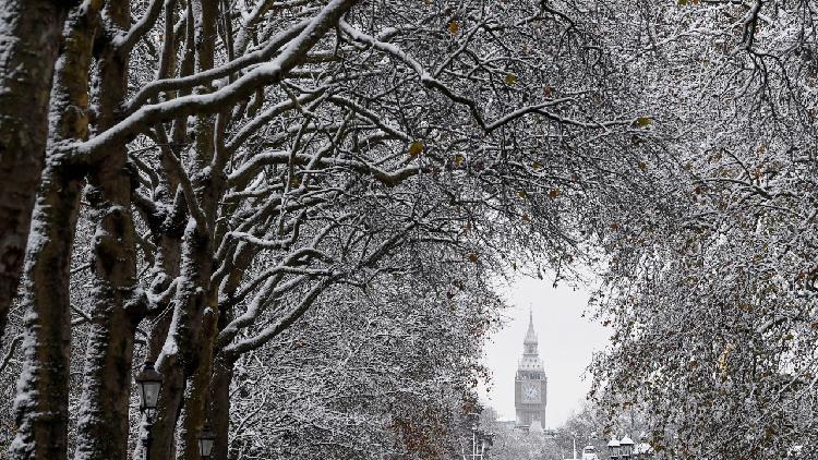 Heavy snow and rail strikes disrupt travel across the UK - CGTN