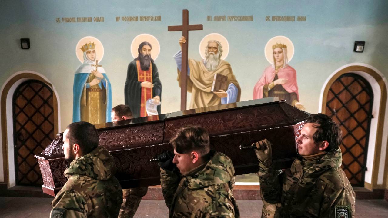 Ukrainian paramedics carry the coffin of a Swedish paramedic volunteer killed near Bakhmut at the man's funeral in Kyiv. /Gleb Garanich/Reuters