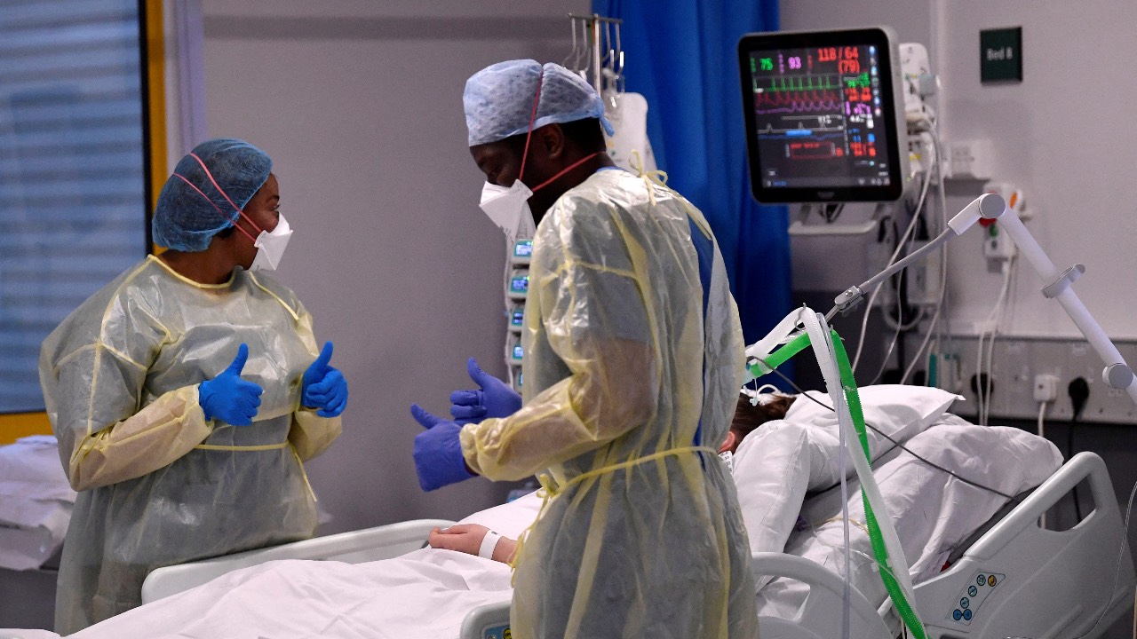 Nurses treat a COVID-19 patient in the Intensive Care Unit at Milton Keynes University Hospital. /Toby Melville//Reuters