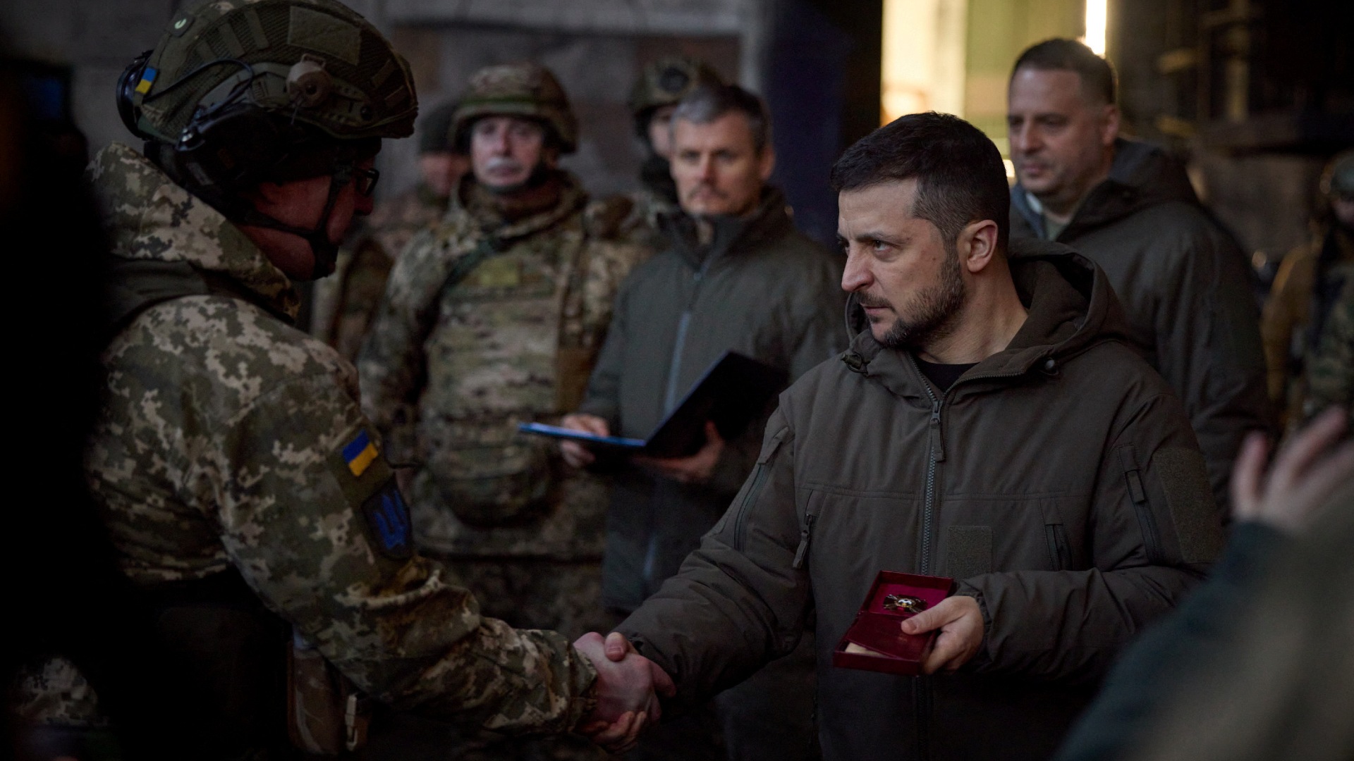Volodymyr Zelenskyy gives awards to his troops in Bakhmut./ Ukrainian Presidential Press Service/Reuters