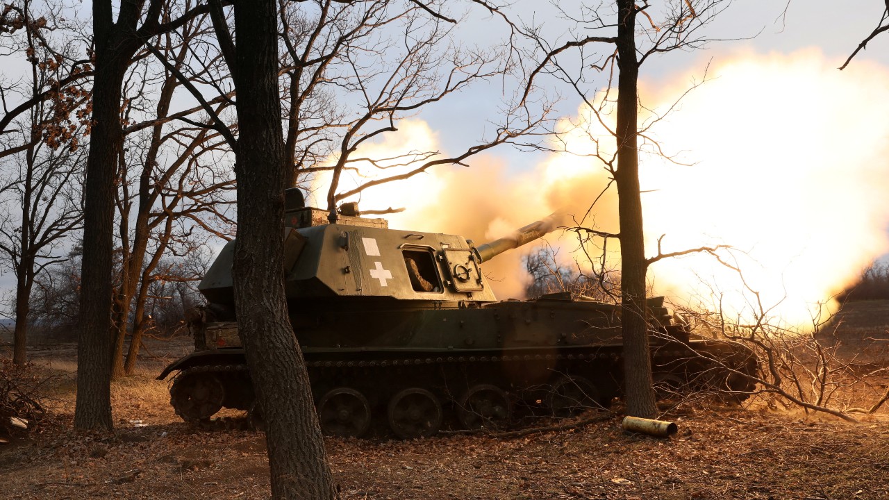 Ukraine's 24th Mechanized Brigade of King Danylo fires an artillery piece near Bakhmut. /Leah Millis/Reuters