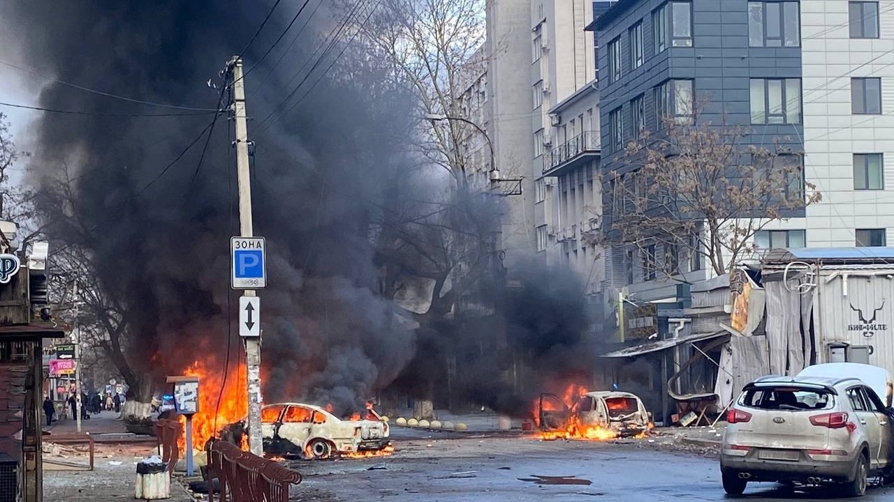 Cars burn on a street after a Russian military strike in Kherson. /Ukrainian Presidential Press Service/Reuters