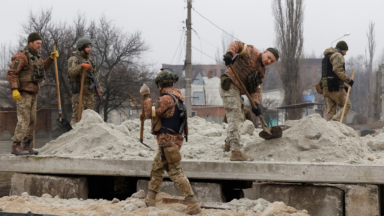 Ukrainian soldiers build a bunker with sand during intense shelling in Bakhmut, Ukraine. /Clodagh Kilcoyne/Reuters