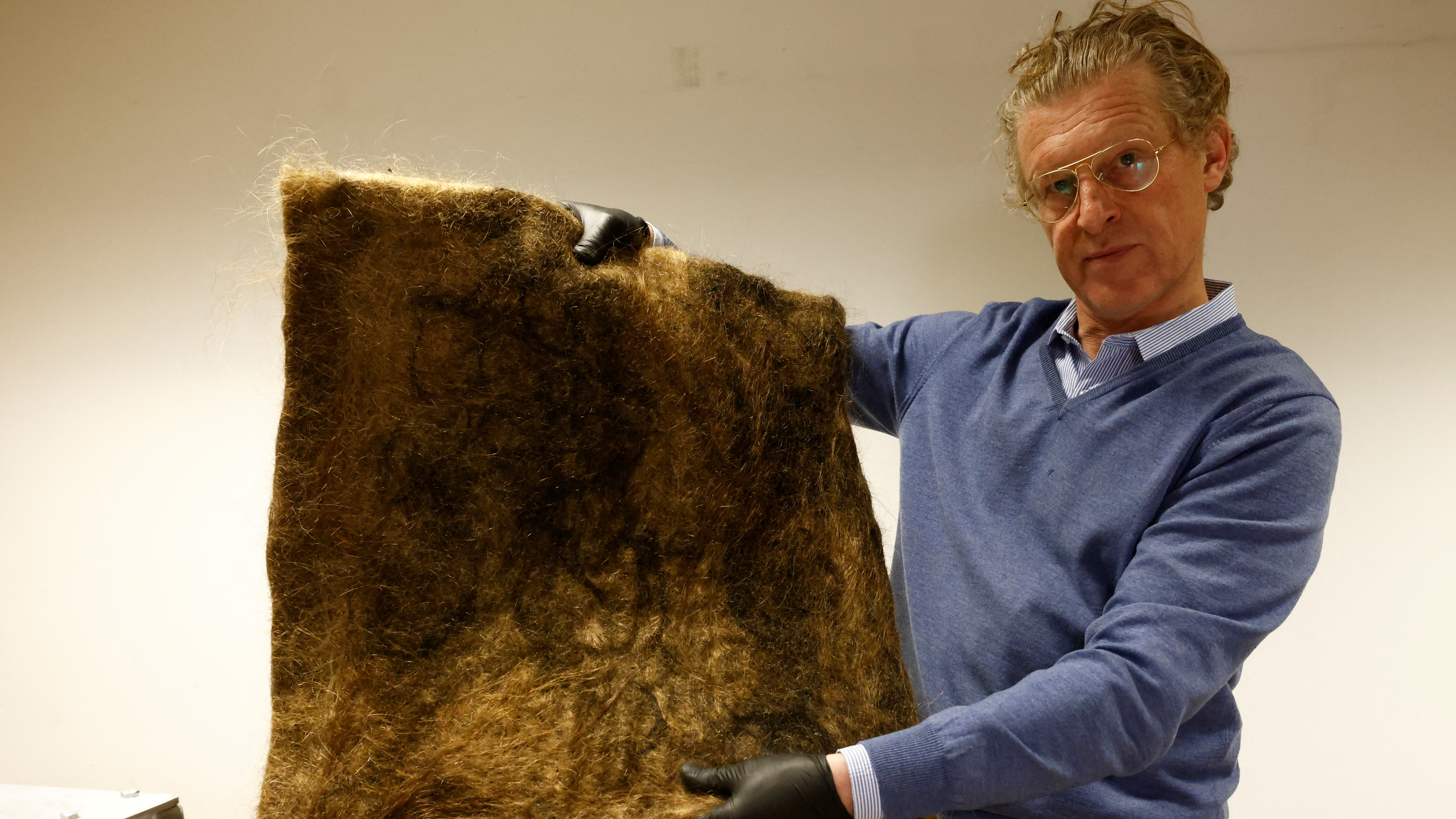 Belgians turn recycled human hair into matted squares that absorb oil - CGTN