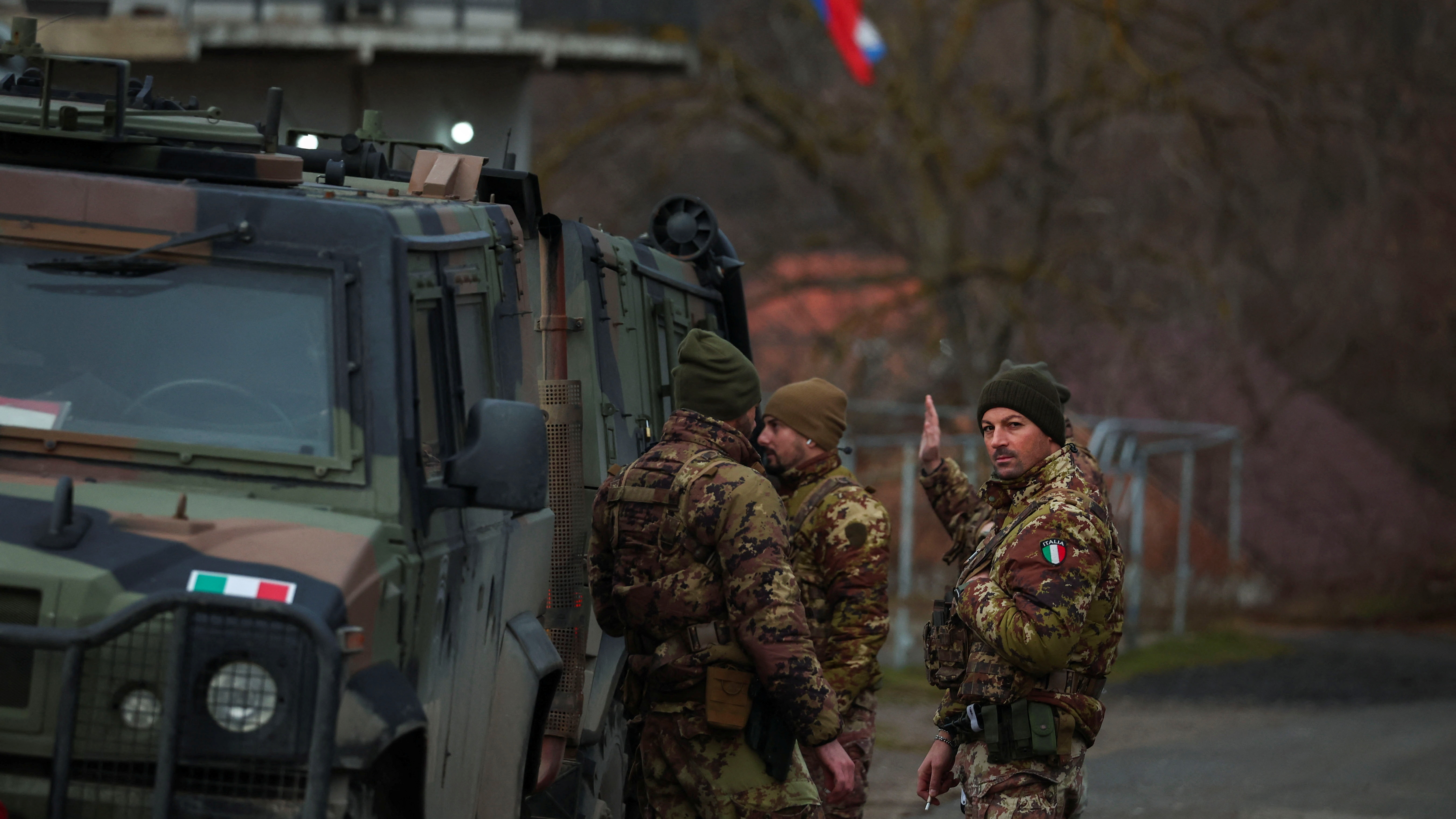 Members of the Italian Armed Forces, part of the NATO peacekeepers mission in Kosovo, stand guard near a roadblock in Rudare. /Reuters/Florion Goga