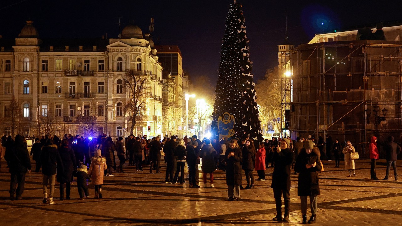 People gathered in front of the St. Sophia Cathedral in Kyiv on New Year eve before a curfew. /Valentyn Ogirenko/Reuters