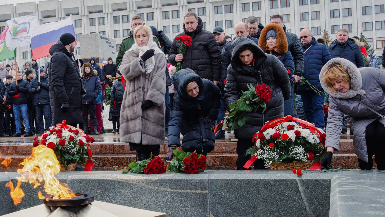 Participants lay flowers near the Eternal Flame memorial as they gather in Glory Square, in Samara, the day after Russia's Defense Ministry stated that 63 Russian servicemen were killed in a Ukrainian missile strike. /Albert Dzen/Reuters