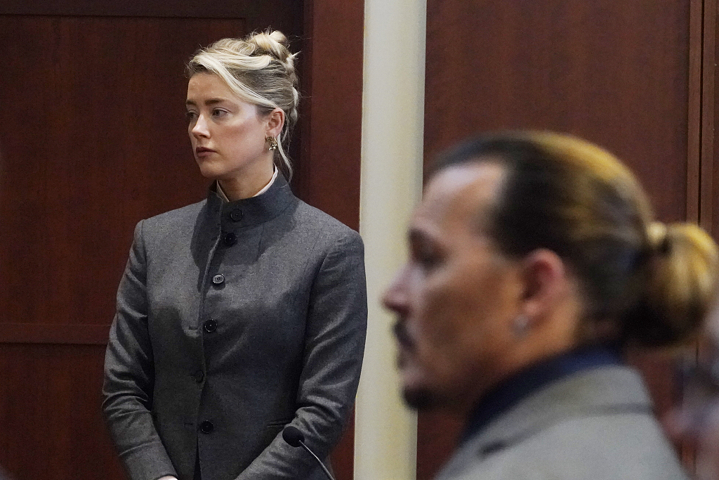 Amber Heard and Johnny Depp in the courtroom at the Fairfax County Circuit Courthouse in Fairfax, Virginia, U.S. on May 16, 2022. /CFP