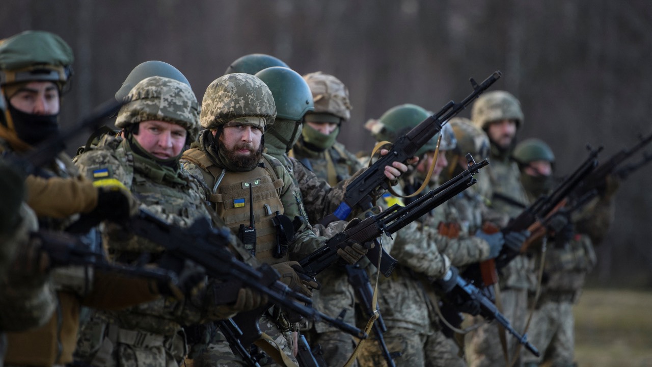 Ukrainian service members attend military exercises near the border with Belarus, in Zhytomyr region, Ukraine. /Olga Ivashchenko/Reuters