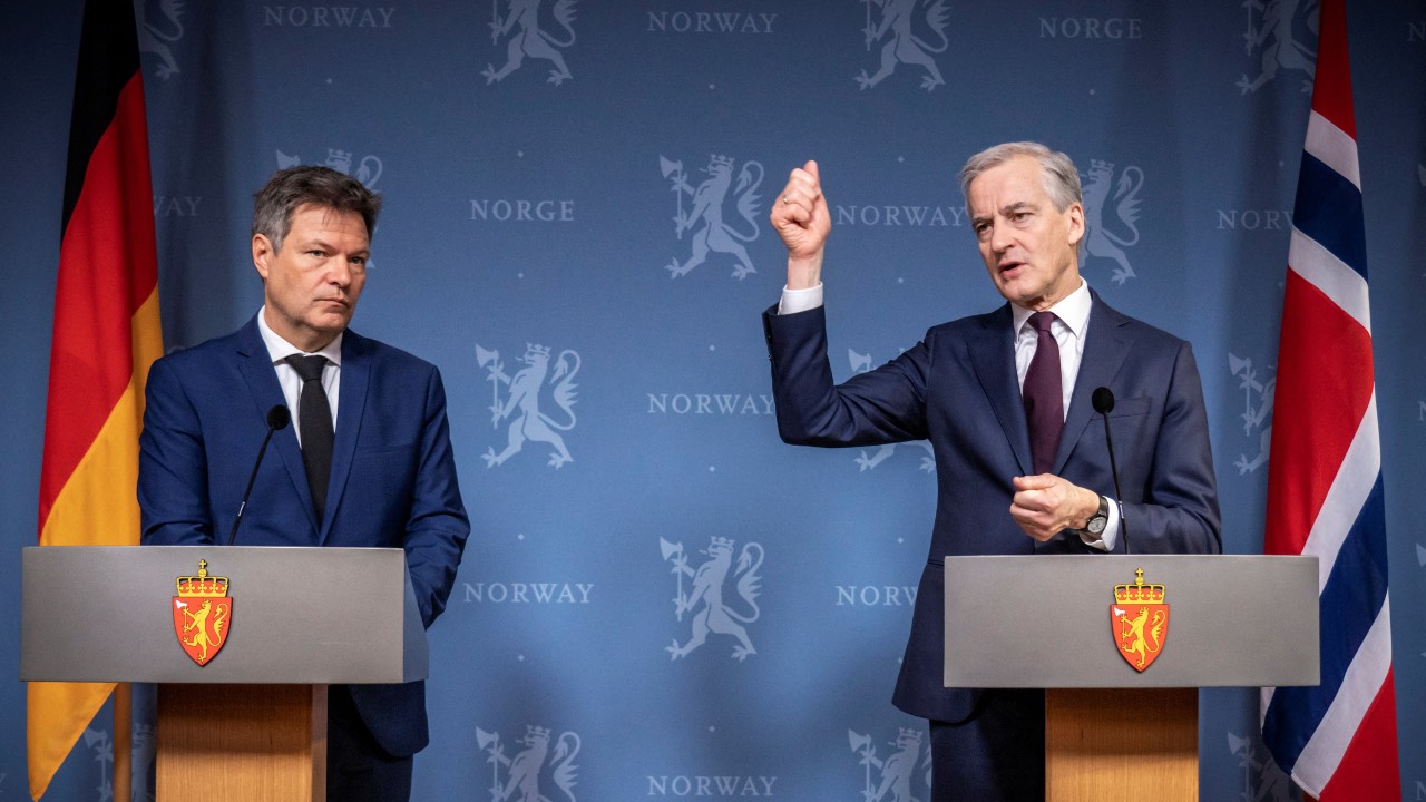 German Deputy Prime Minister Robert Habeck and Norwegian Prime Minister Jonas Gahr Stoere attend the news conference in Oslo, Norway. /Ole Berg-Rusten/Reuters