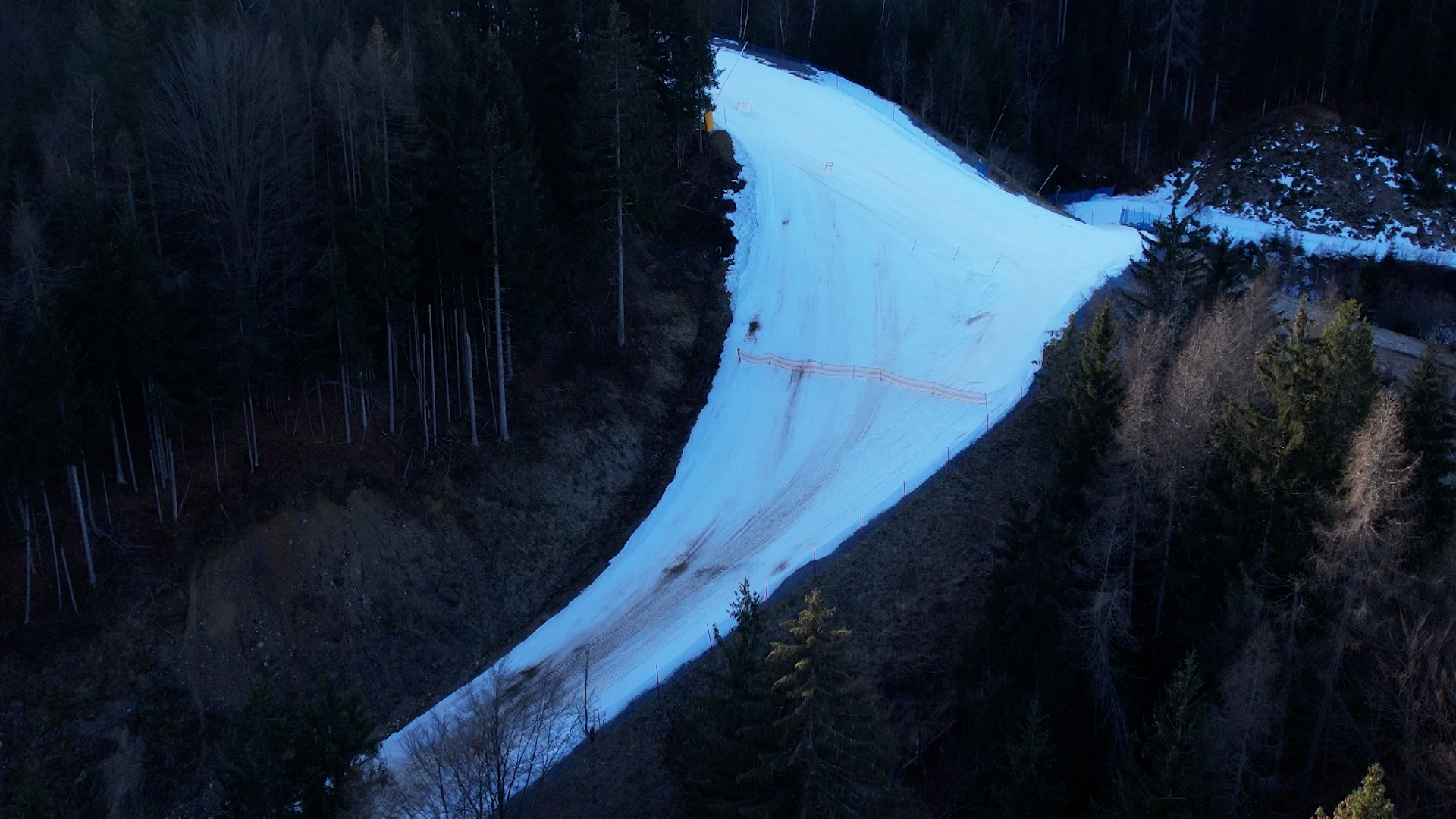 Le condizioni delle piste da sci nelle Alpi vanno da molto ghiacciate all'ombra a erba e rocce al sole.  /Andreas Kaiser/CGTN