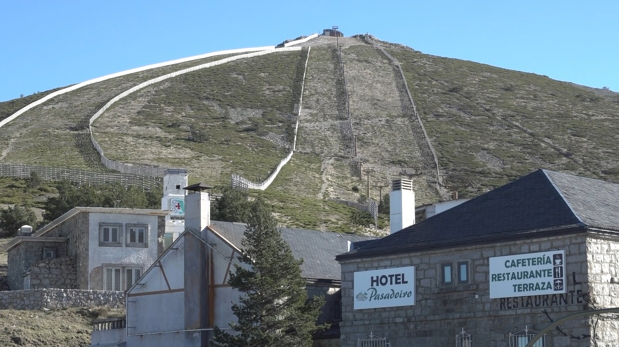 The closed Hotel Pasadoiro by the bare ski slopes of Navacerrada, near Madrid. /CGTN