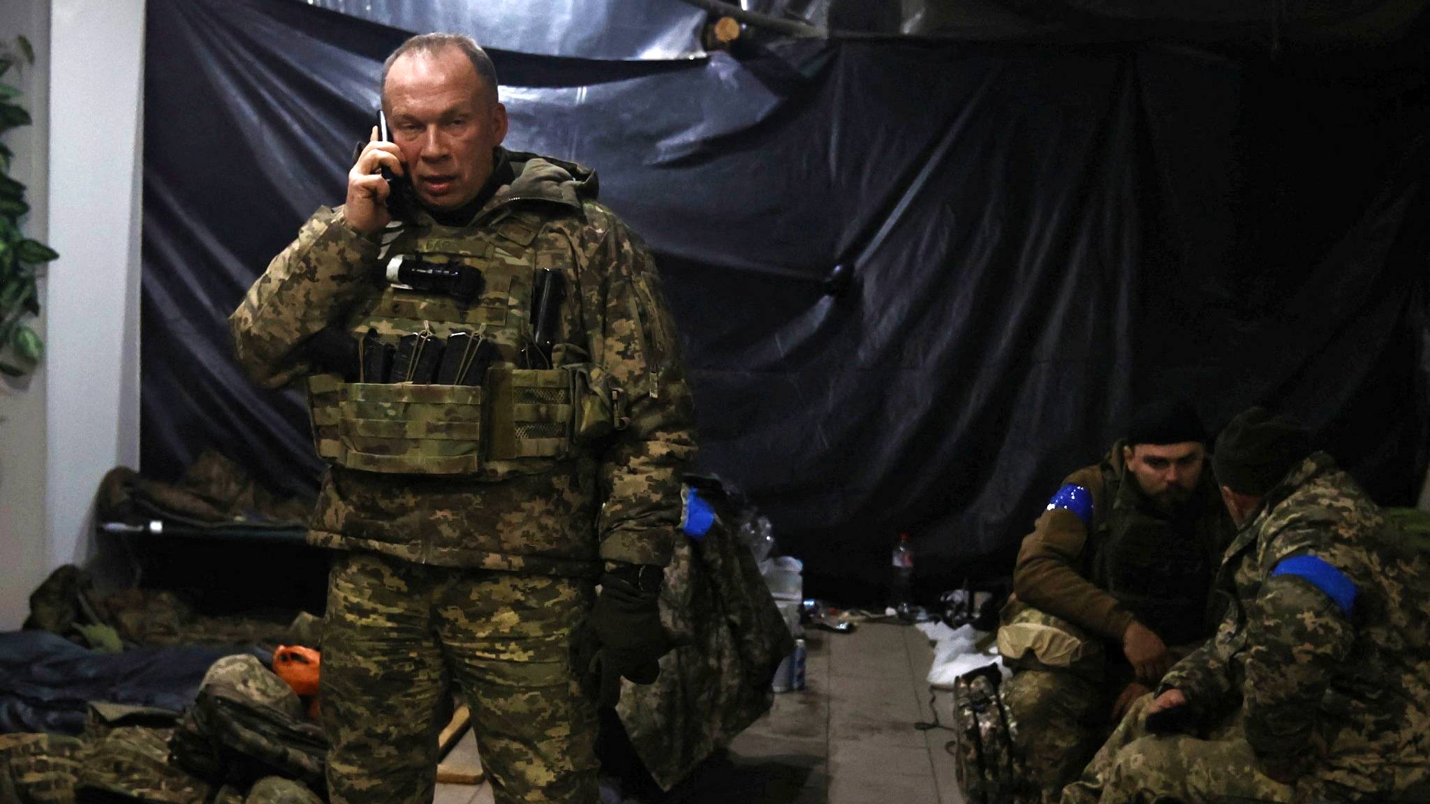 Commander of Ukraine's ground forces Oleksandr Syrskyi visits troops at the frontline in Soledar. /Press Service of the Ukrainian Ground Forces/Reuters