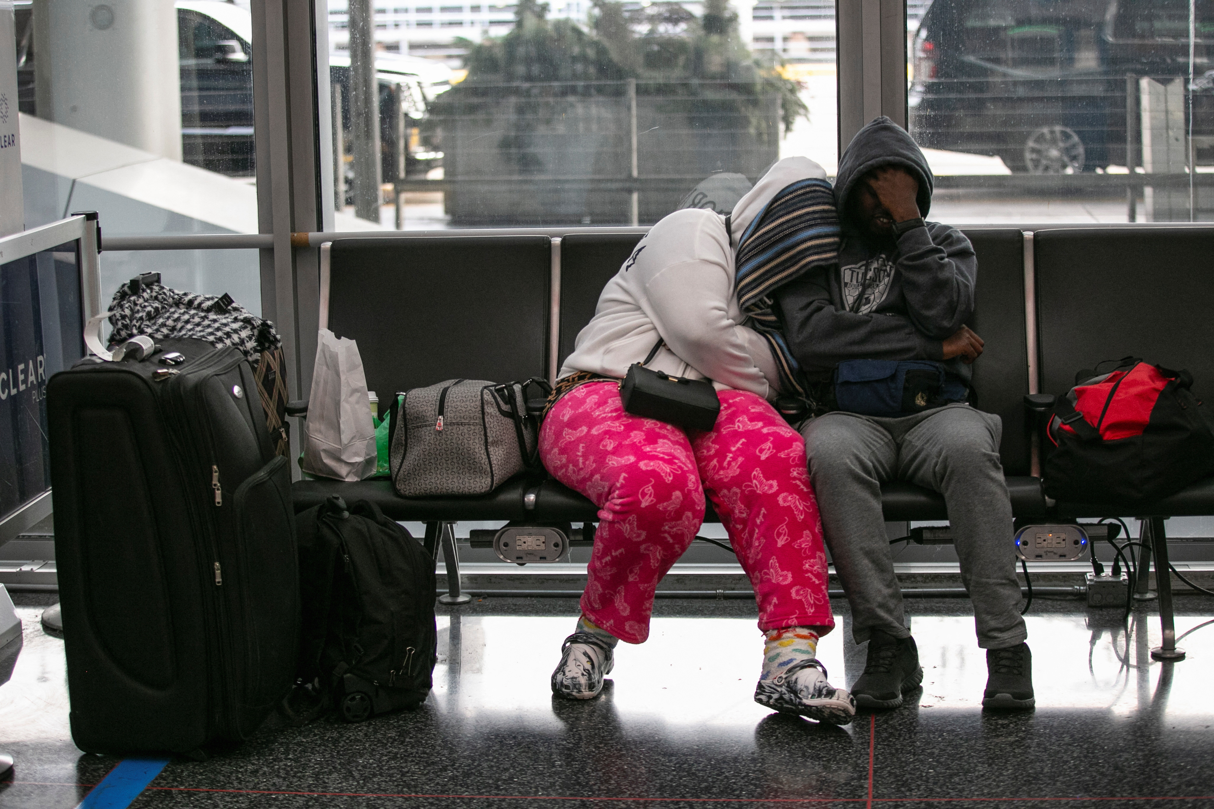 Passengers wait at O'Hare Airport in Chicago, one of the world's busiest airports. /Jim Vondruska/Reuters