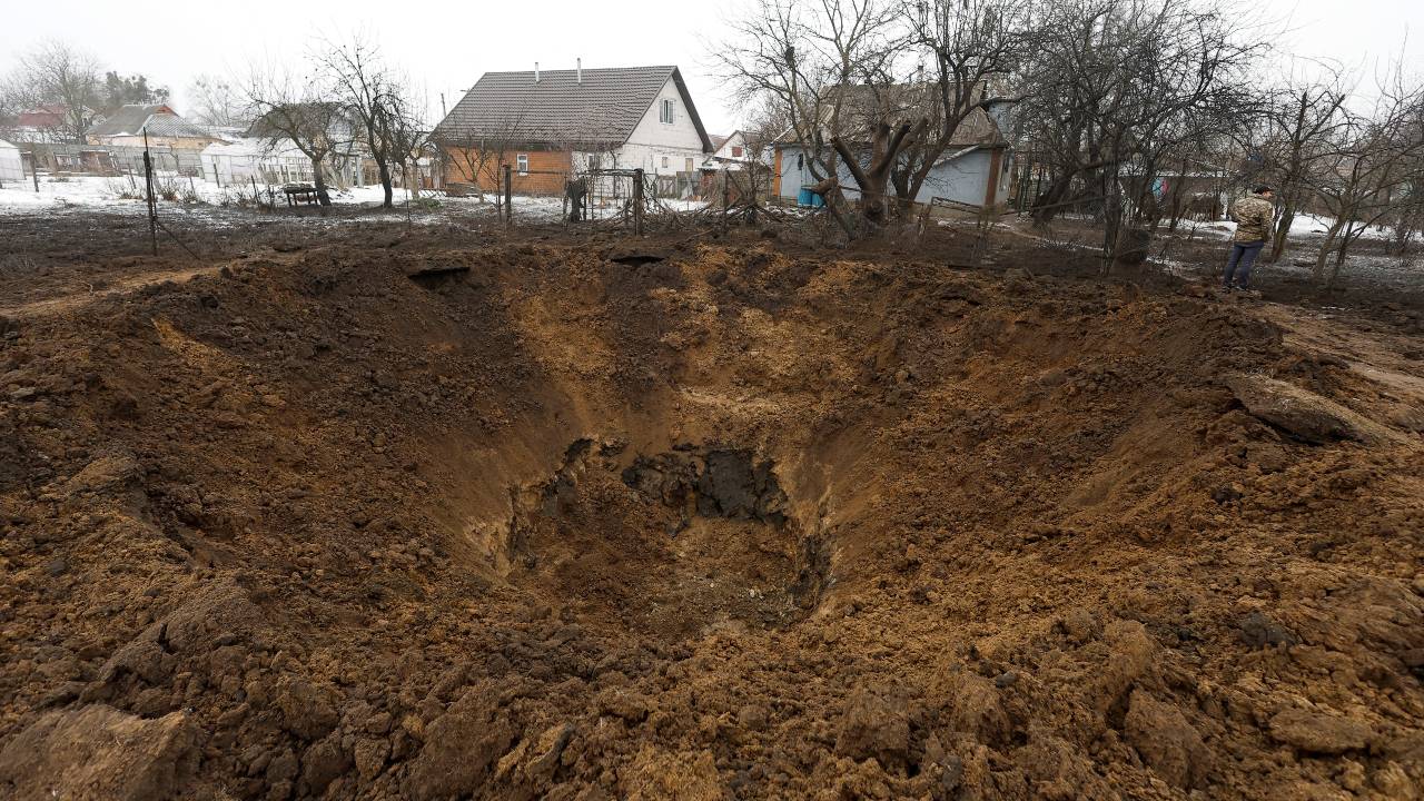 A view shows a crater left by a Russian missile in the village of Kopyliv, Kyiv region. /Valentyn Ogirenko/Rueters