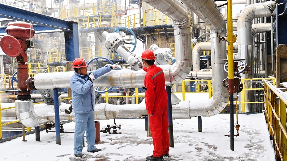 Sinopec Anqing Petrochemical Refining Department in full flow./ CFP