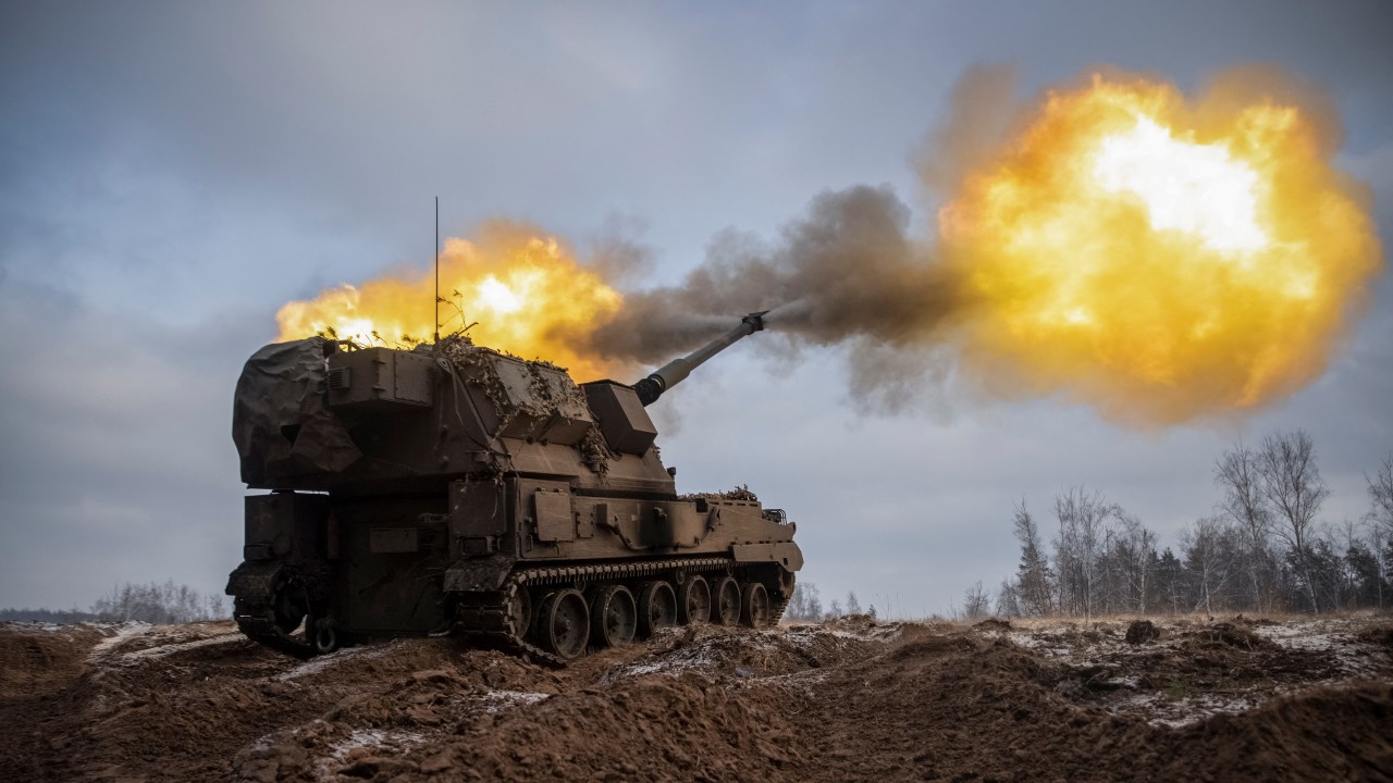 Ukrainian troops fire a Polish self-propelled Krab howitzer toward Russian positions on a frontline in the Donetsk region. /Oleksandr Ratushniak/Reuters