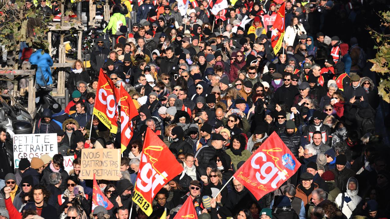 Protesters wave French trade union CGT flags during Thursday’s rally in Marseille. /Nicolas Tucat/AFP