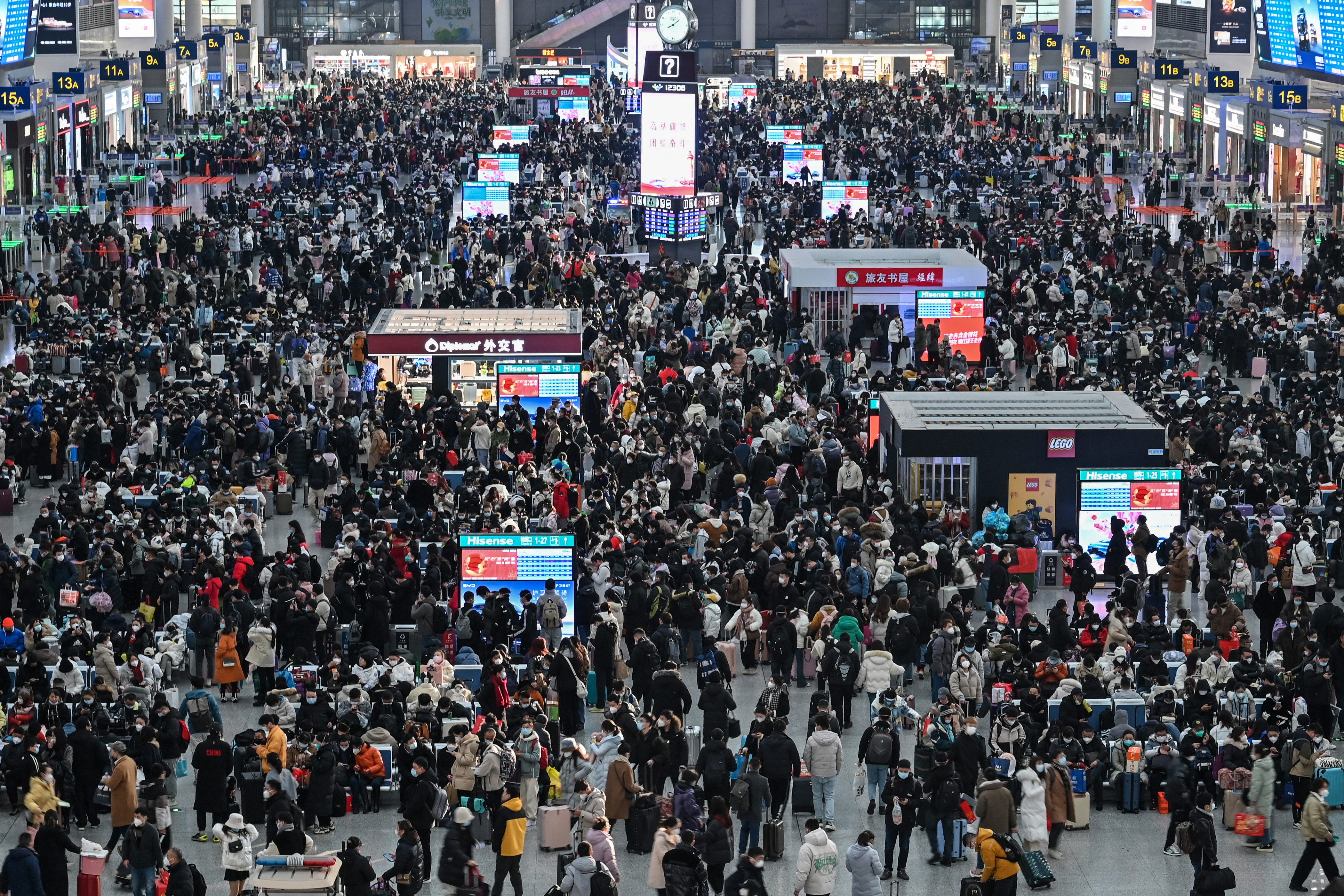 Passengers wait for their train at Hongqiao railway station in Shanghai on January 20, 2023, as annual migration begins with people heading back to their hometowns for Lunar New Year celebrations./Hector Retamal/AFP