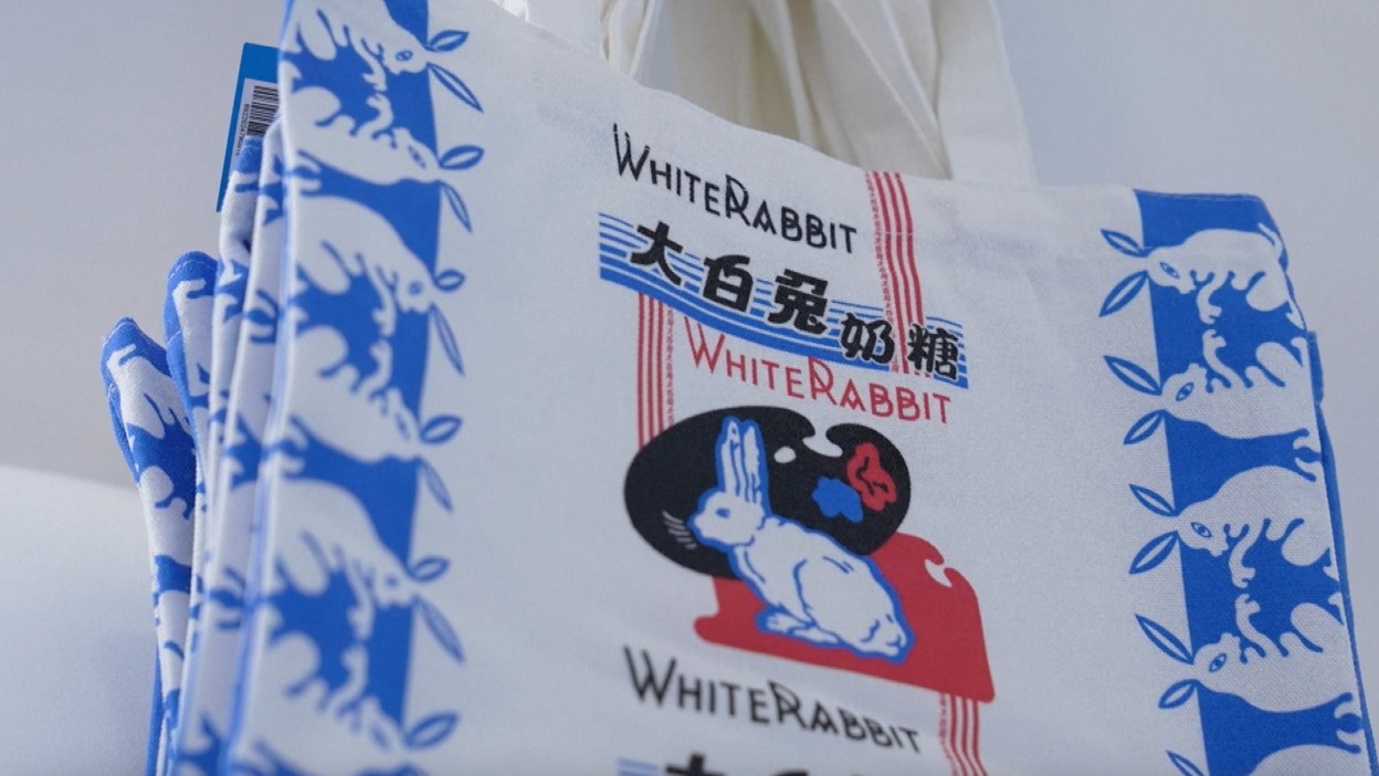 China's iconic candy brand White Rabbit is gaining popularity among the youth with trendy products based on the rabbit image. /CCTV