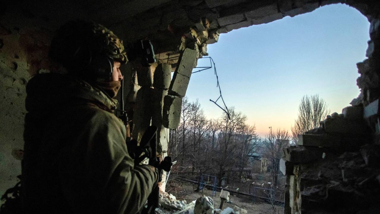 A Ukrainian serviceman looks out over Bakhmut, Donetsk region, which Russia said it has encircled. /Yan Dobronosov/Reuters