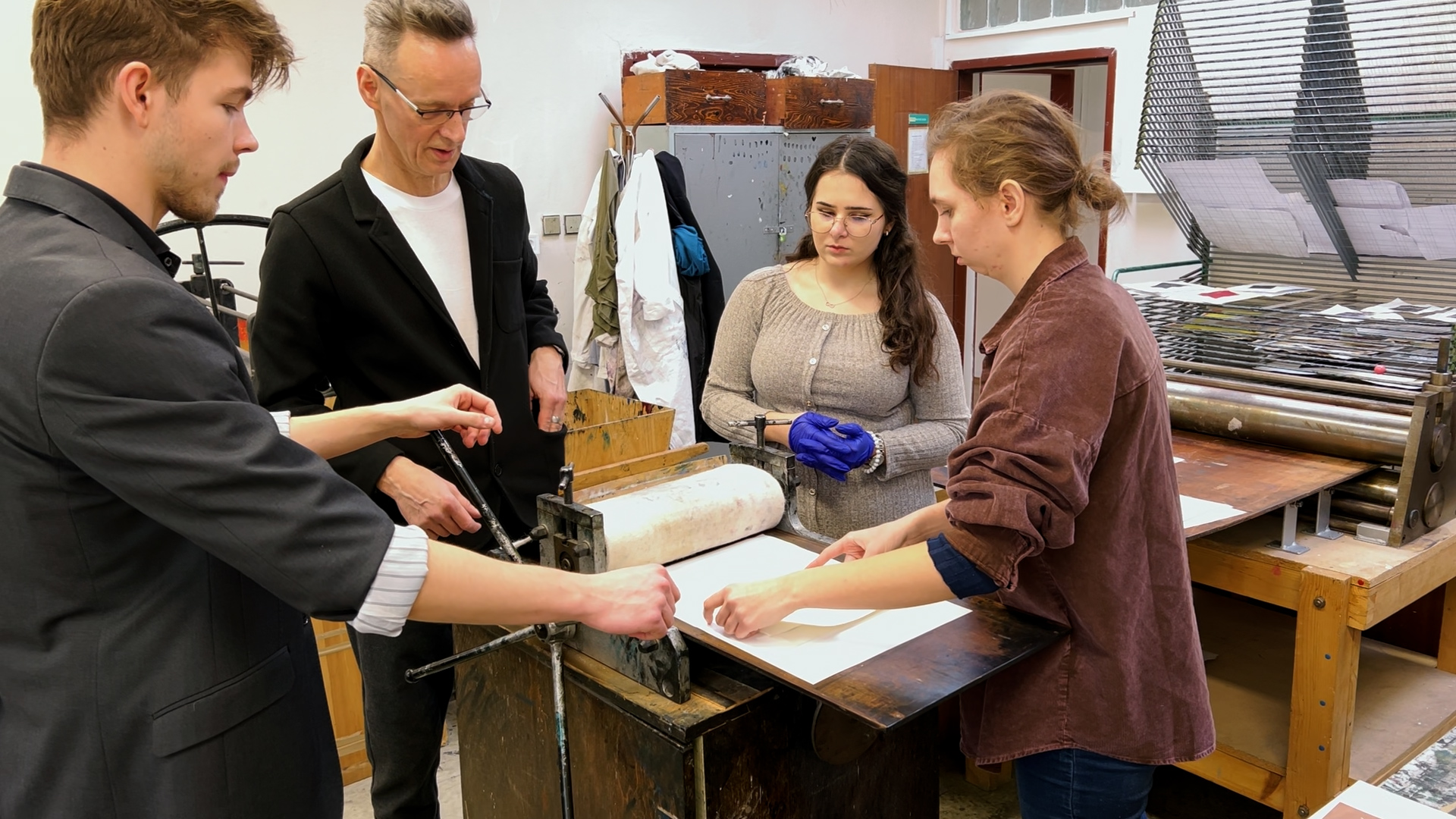 During a printmaking class, Peter Kocak's students asked if a handwriting and calligraphy class will be held next year. /Gerald Steindl/CGTN