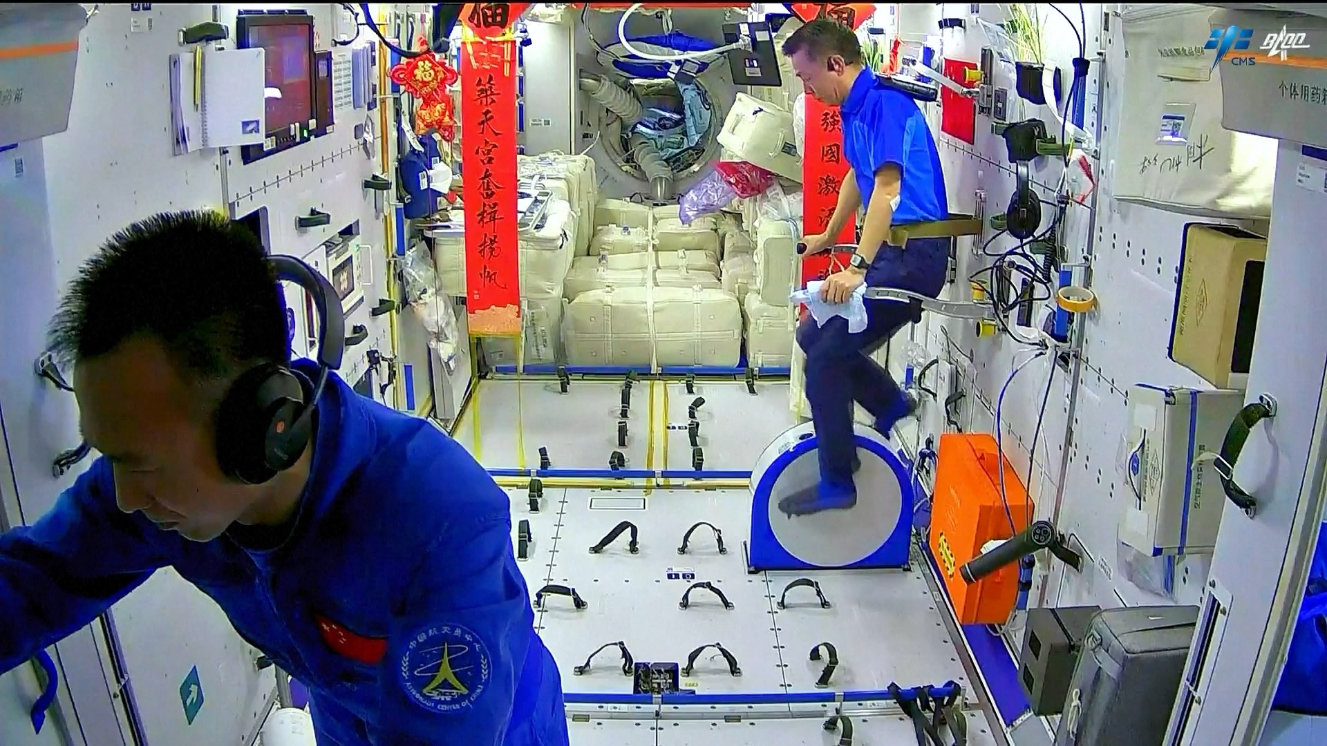 Taikonauts keep fit aboard the Shenzhou-15 module. /CCTV