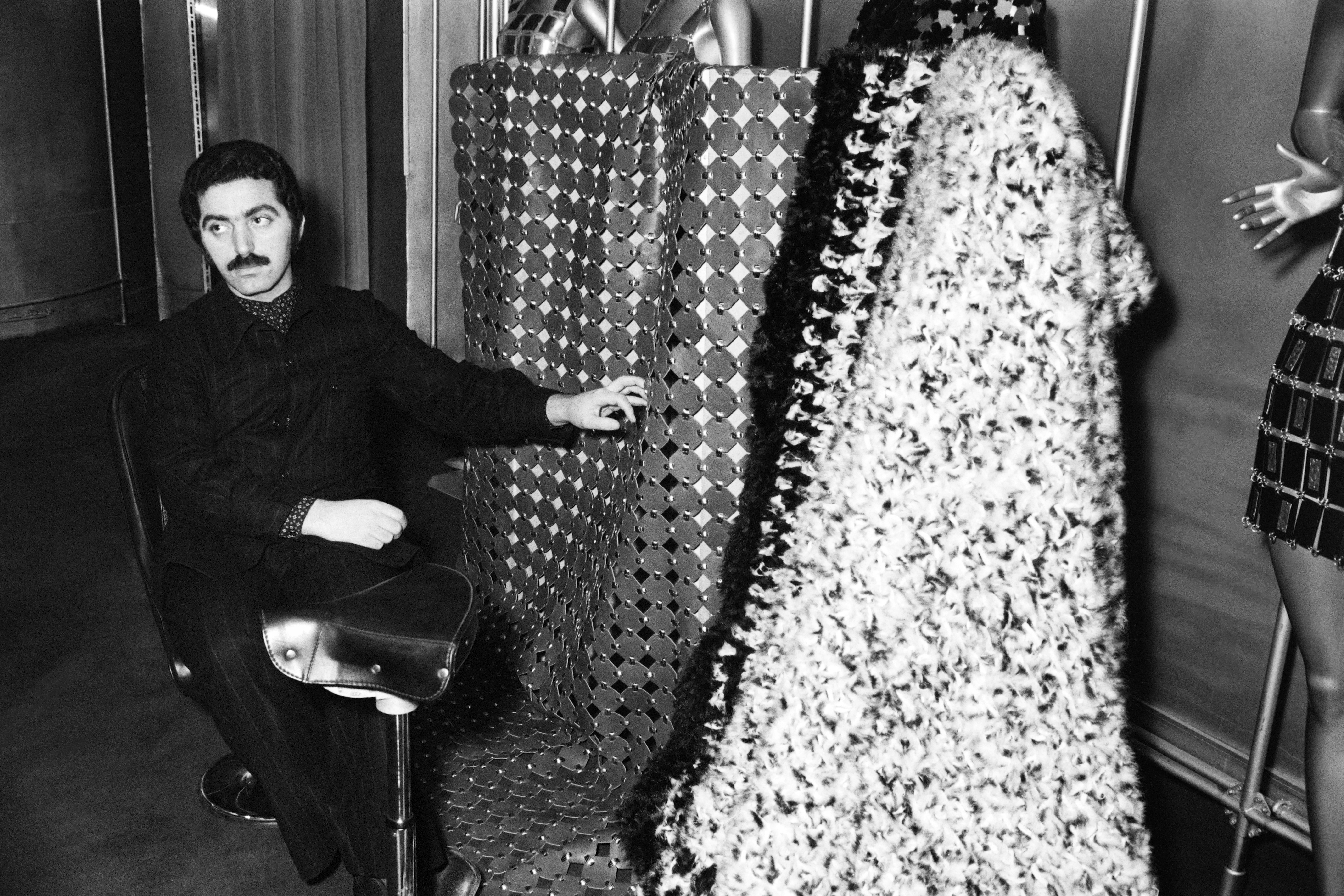 Paco Rabanne presents his creations in 1969. /AFP