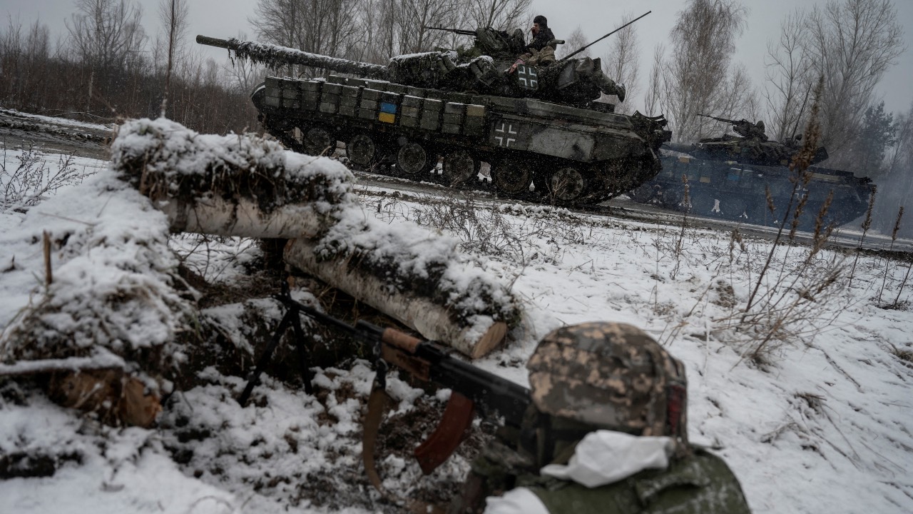 Ukrainian soldiers participate in armed forces drills at the border with Belarus. /Viacheslav Ratynskyi/Reuters