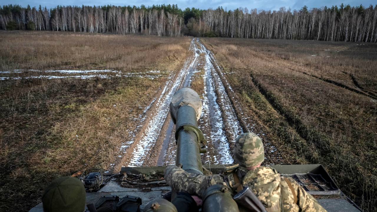 Ukrainian servicemen take part in drills at the border with Belarus. /Viacheslav Ratynskyi/Reuters