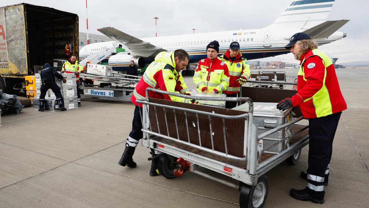 Rescuers of International Search and Rescue (ISAR) Germany unload equipment as they arrive at Gaziantep airport. /Piroschka van de Wouw/Reuters