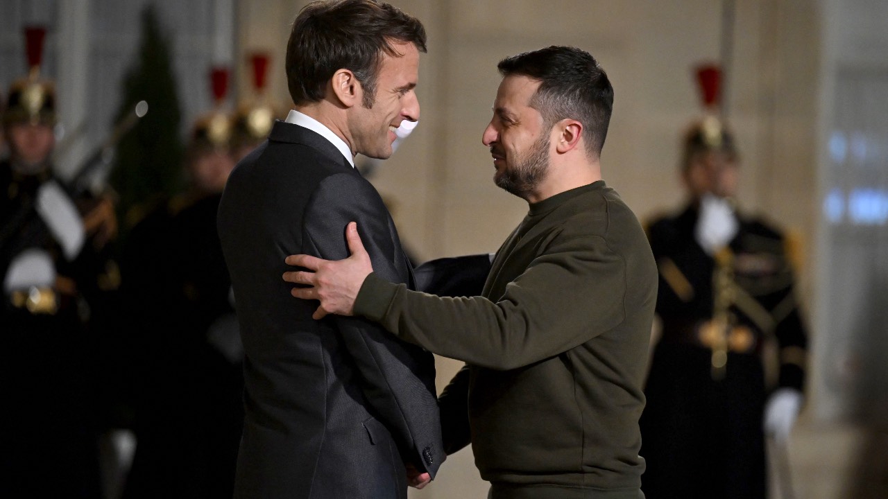 France's President Emmanuel Macron (L) welcomes Ukraine's President Volodymyr Zelenskyy (R) upon his arrival at the Elysee presidential palace in Paris. /Emmanuel Dunand/AFP