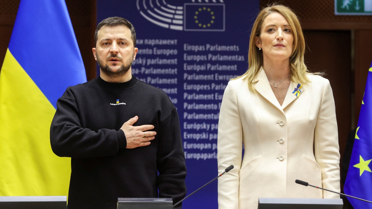 European Parliament President Roberta Metsola stands next to Ukrainian President Volodymyr Zelenskyy at the European Parliament, in Brussels, Belgium. /Alain Rolland/Reuters