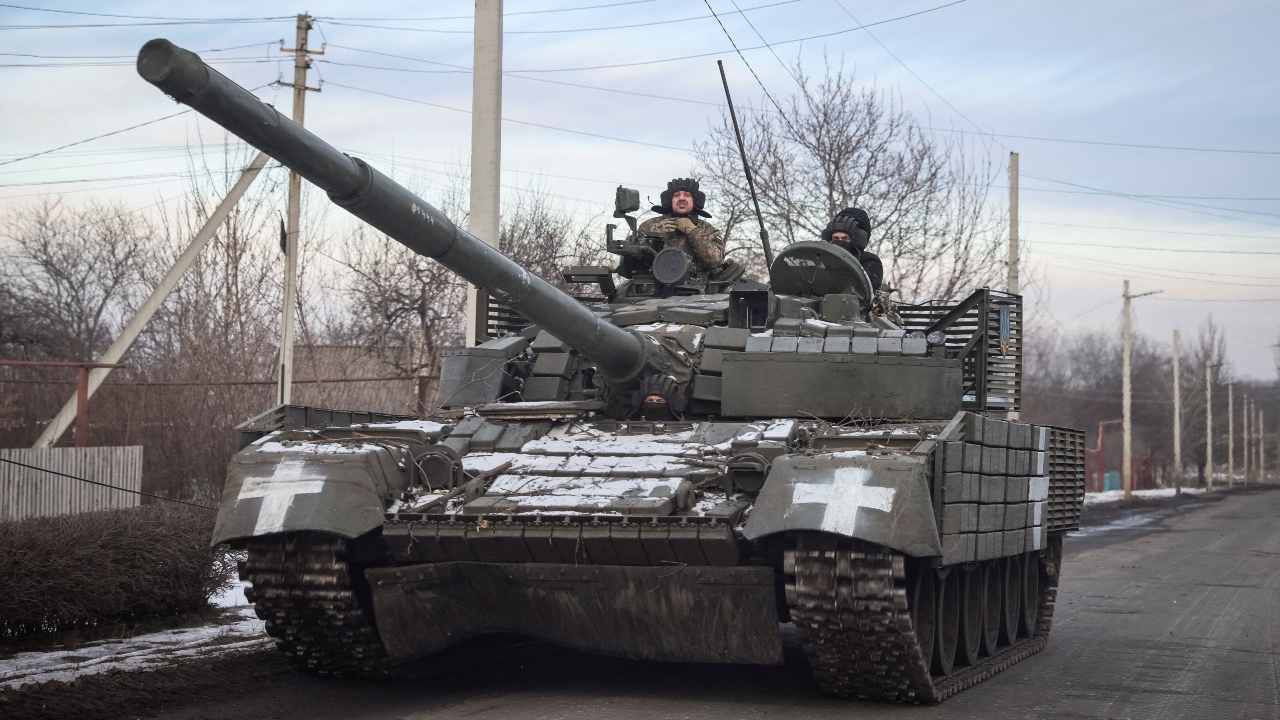 Ukrainian troops ride a tank near the frontline town of Bakhmut, Donetsk region. /Yevhen Titov/Reuters