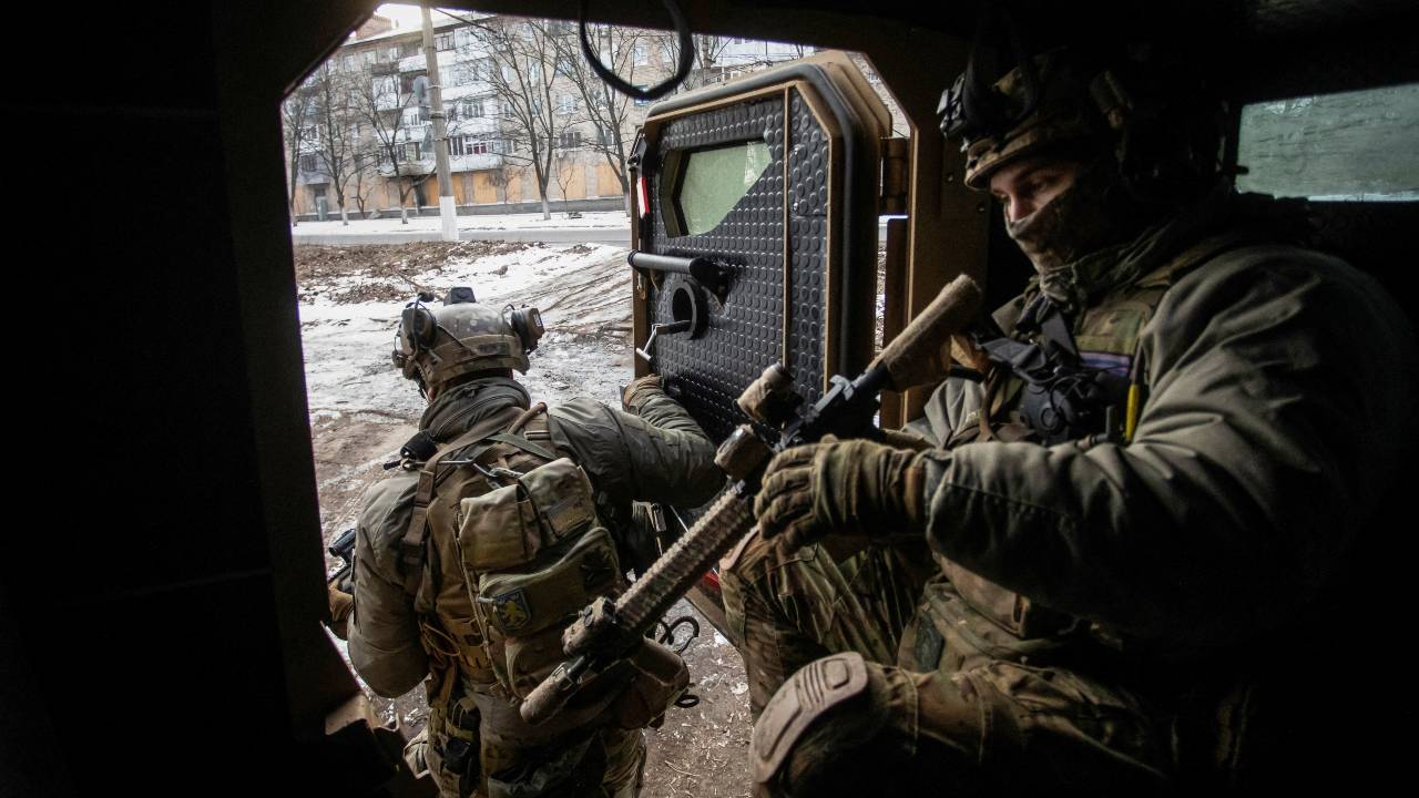Ukrainian servicemen exit an armored personnel carrier in the frontline town of Bakhmut in Donetsk region. /Yevhenii Zavhorodnii/Reuters
