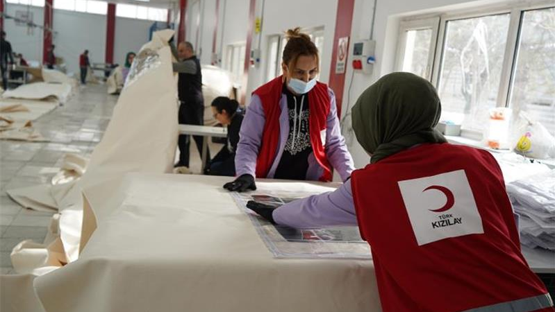 People work day and night to produce tents for survivors. /AFAD