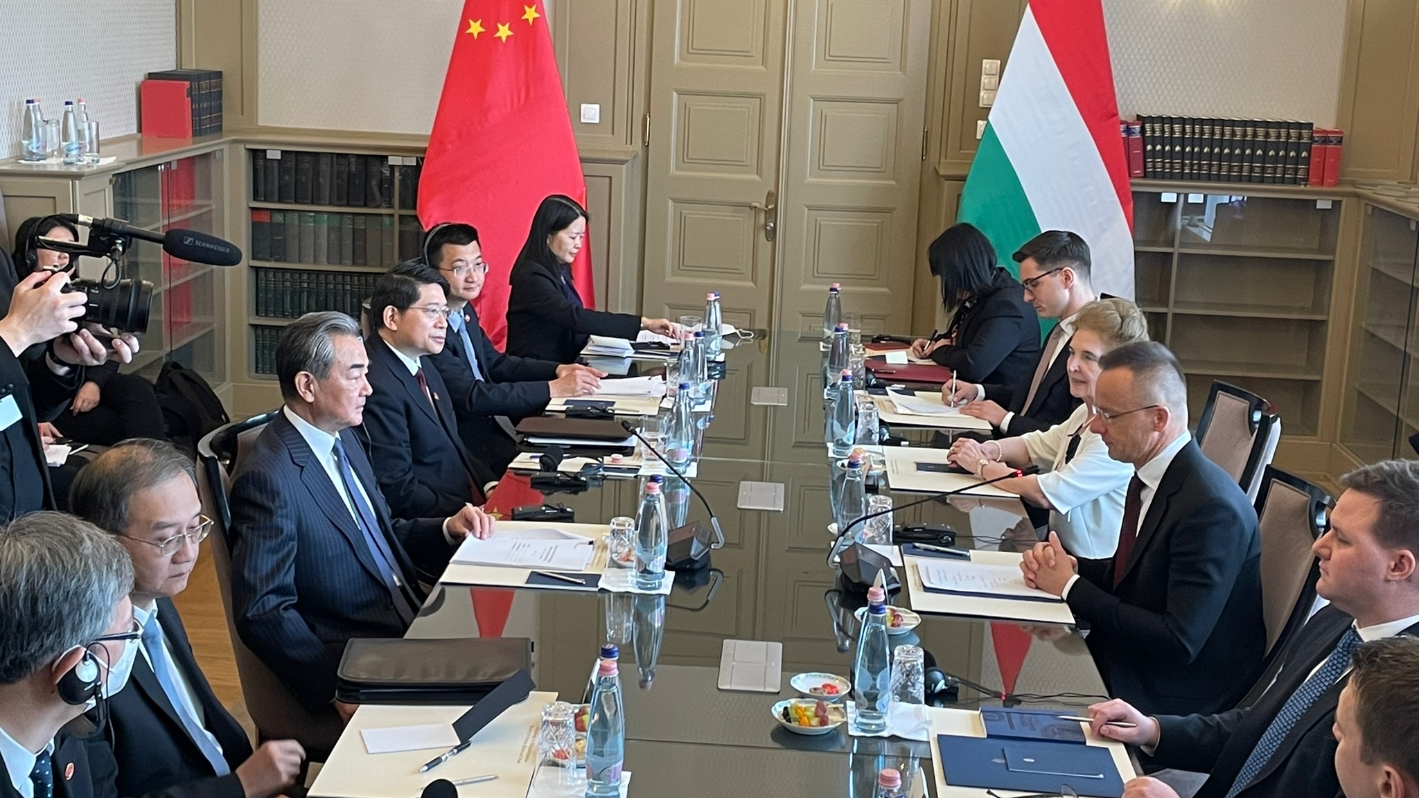 China's top diplomat Wang Yi (L) is touring Europe and met with his Hungarian counterpart Peter Szajjarto (R) in Budapest.Pablo Gutierrez/CGTN