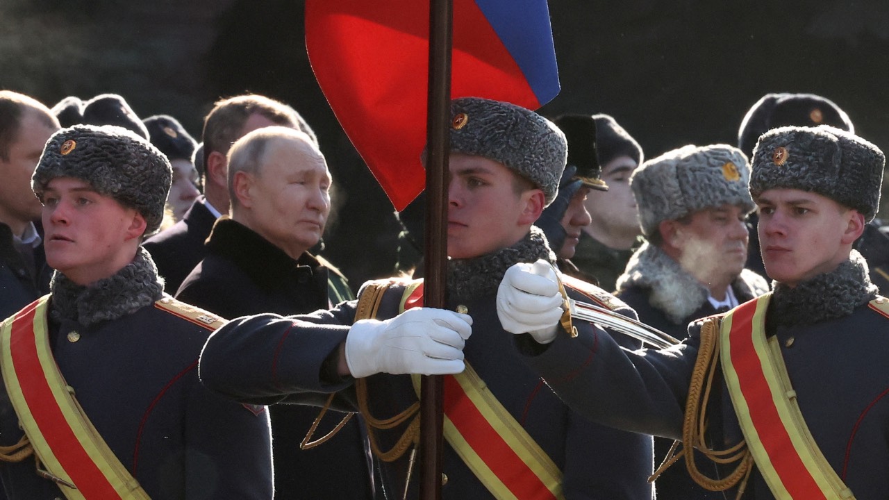 Russian President Vladimir Putin watches honor guards passing by during a ceremony at the Tomb of the Unknown Soldier by the Kremlin Wall on the Defender of the Fatherland Day in Moscow, Russia. /Sputnik/Valery Sharifulin/Reuters