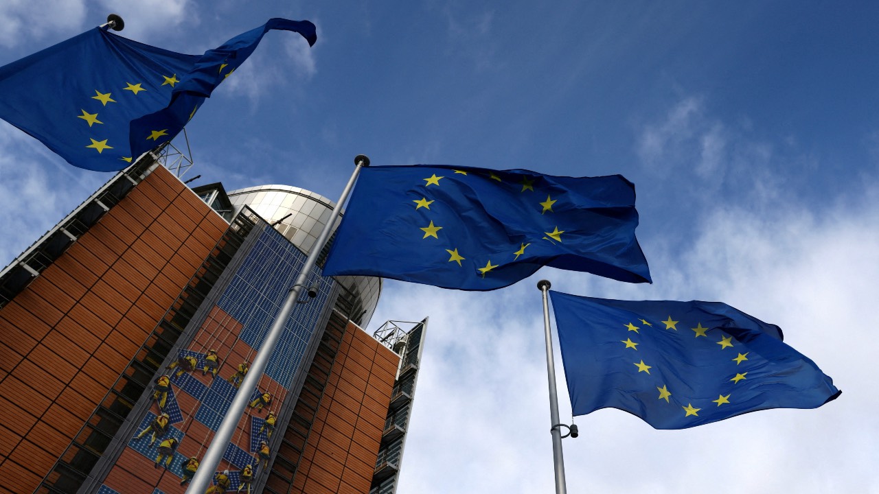 European Union flags flutter outside the EU Commission headquarters, in Brussels, Belgium. /Yves Herman/Reuters