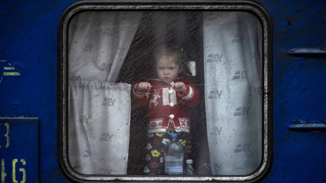 A child leaves on a train from Kramatorsk, Donbass region in 2022. /Fadel Senna/AFP