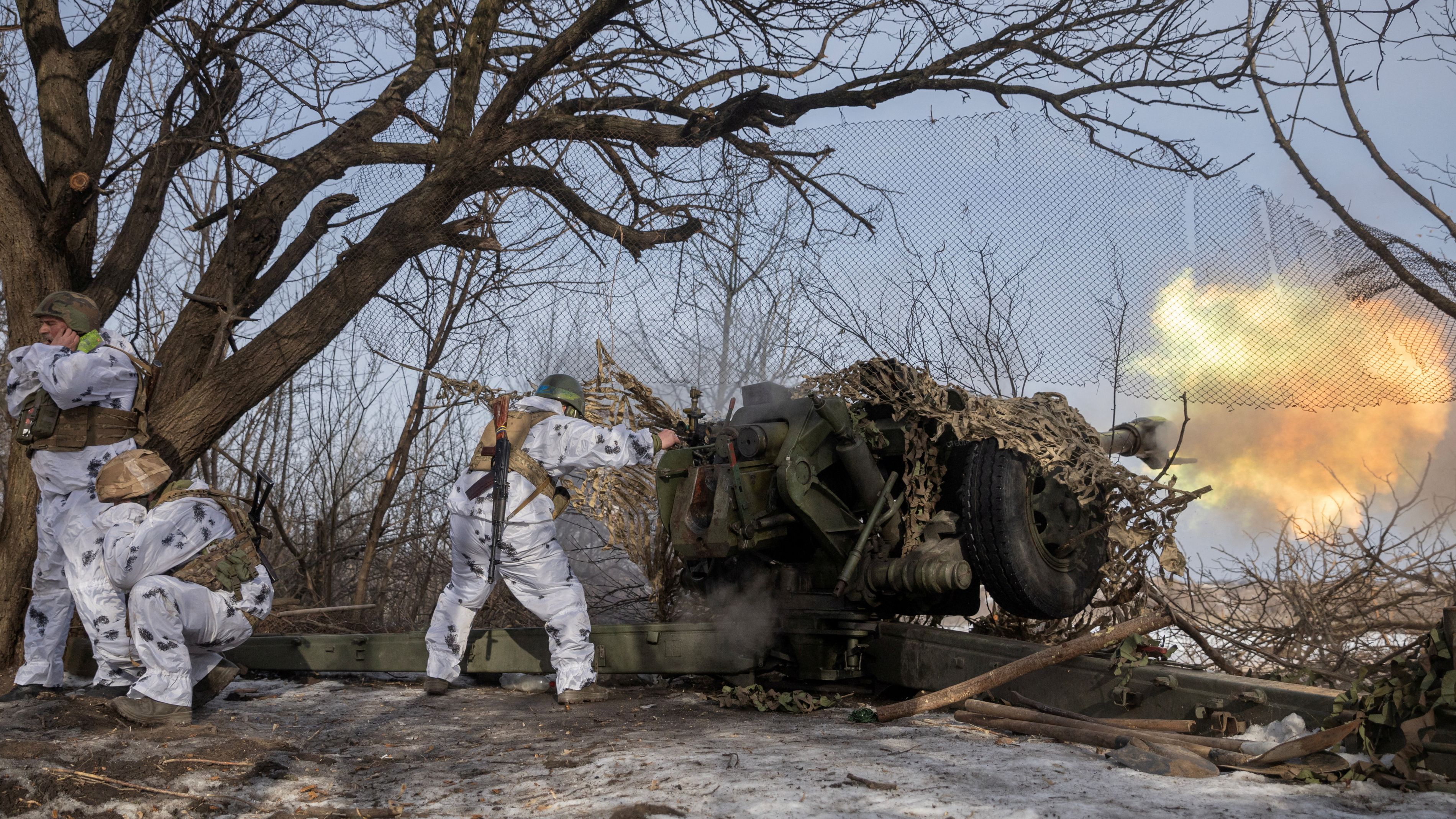 Ukrainian servicemen continue fighting near the frontline town of Bakhmut./ Marko Djurica/Reuters