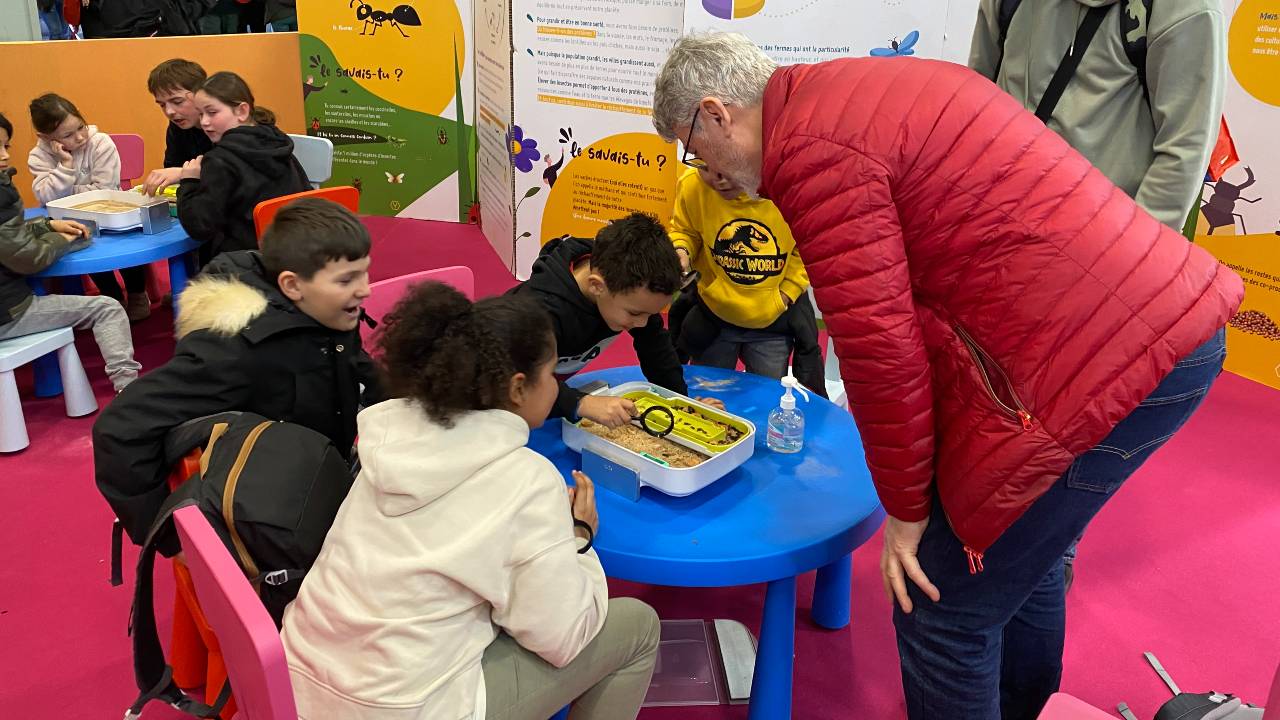 Children deciding whether to snack on insects at the Salon de L'Agriculture in Paris./Catherine/Drew/CGTN