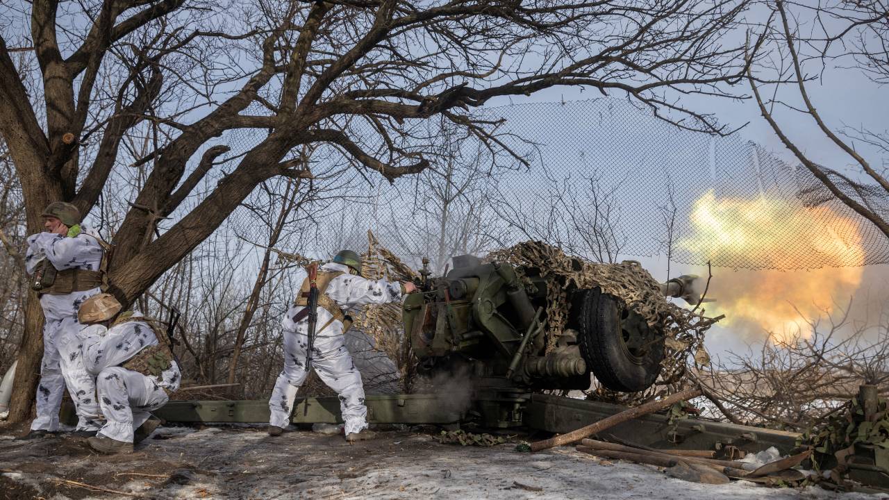 Ukrainian servicemen fire a Howitzer towards Russian troops near the frontline town of Bakhmut. /Marko Djurica /Reuters
