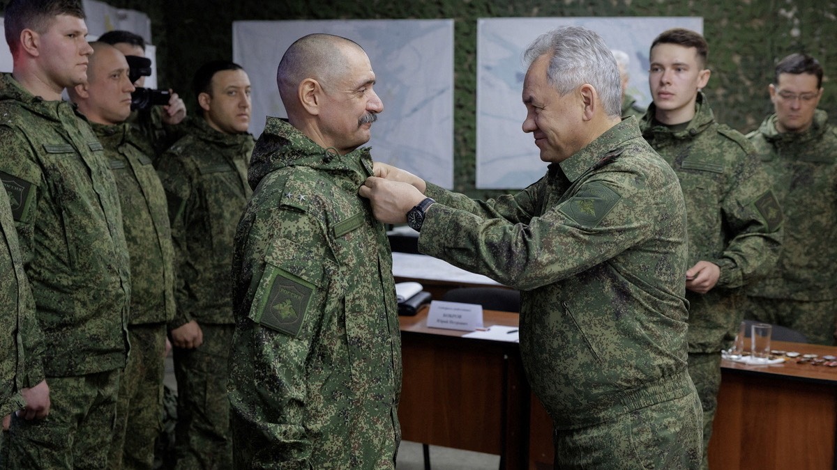 Der russische Verteidigungsminister Sergej Schoigu belohnt Soldaten auf diesem Bild.  /Dokument des russischen Verteidigungsministeriums/Reuters