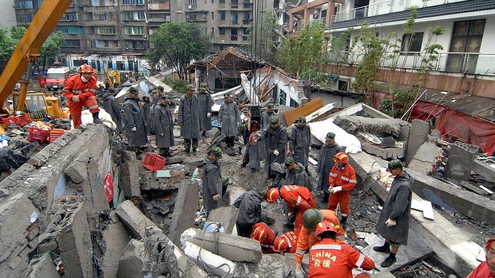 Rescuers battle to find survivors in Dujiangyan City, Sichuan Province, after a school collapsed in 2008./ CFP