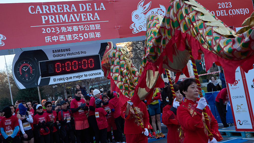 Personas vestidas con trajes tradicionales chinos marchan antes de una carrera de primavera en Madrid, España.  /PPC