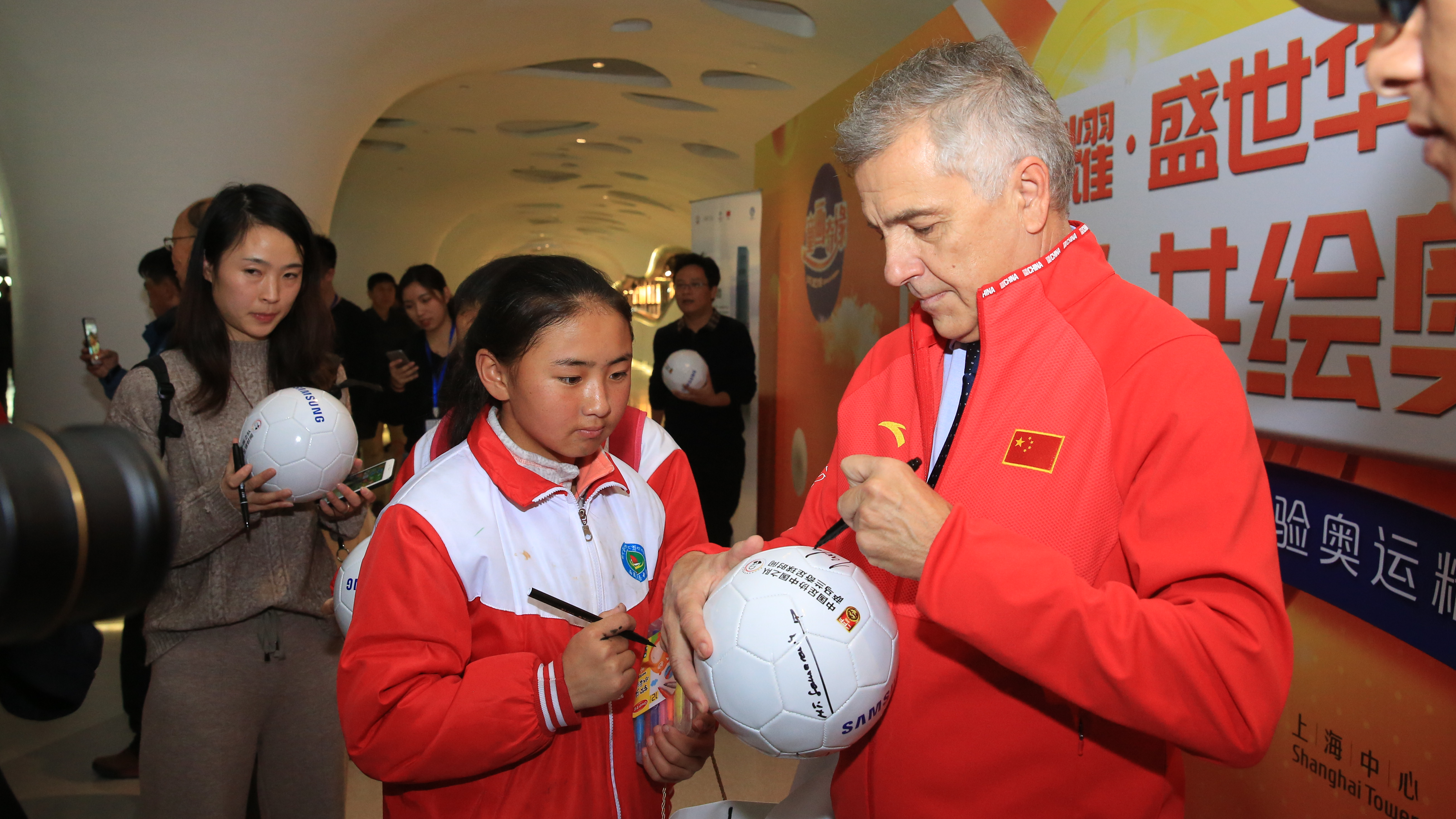 Samaranch signs autographs during the Shanghai Olympic Expo, Shanghai, 2018. /Samaranch Foundation