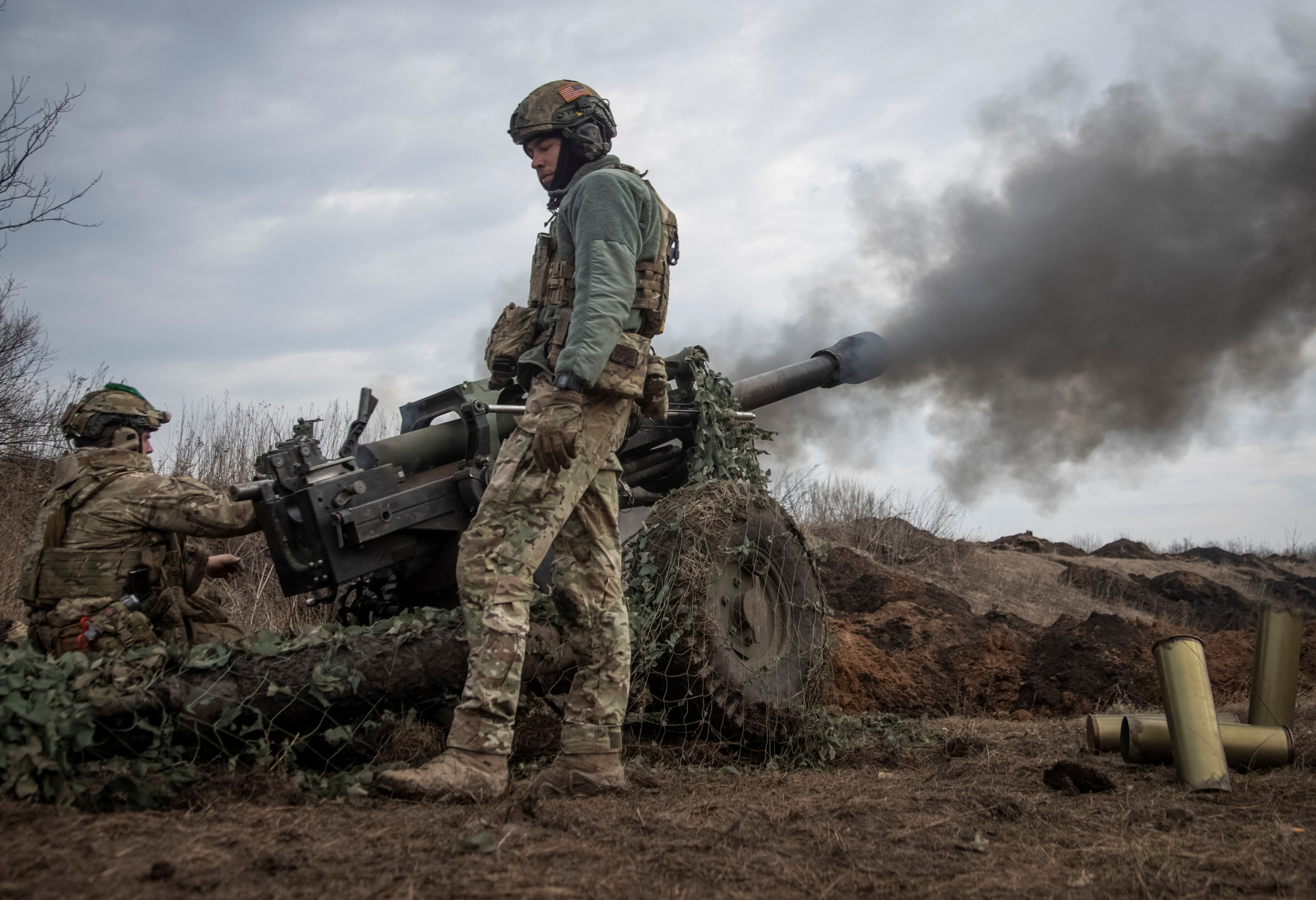 Ukrainian soldiers fire a howitzer M119 at a frontline./ Oleksandr Ratushniak/Reuters
