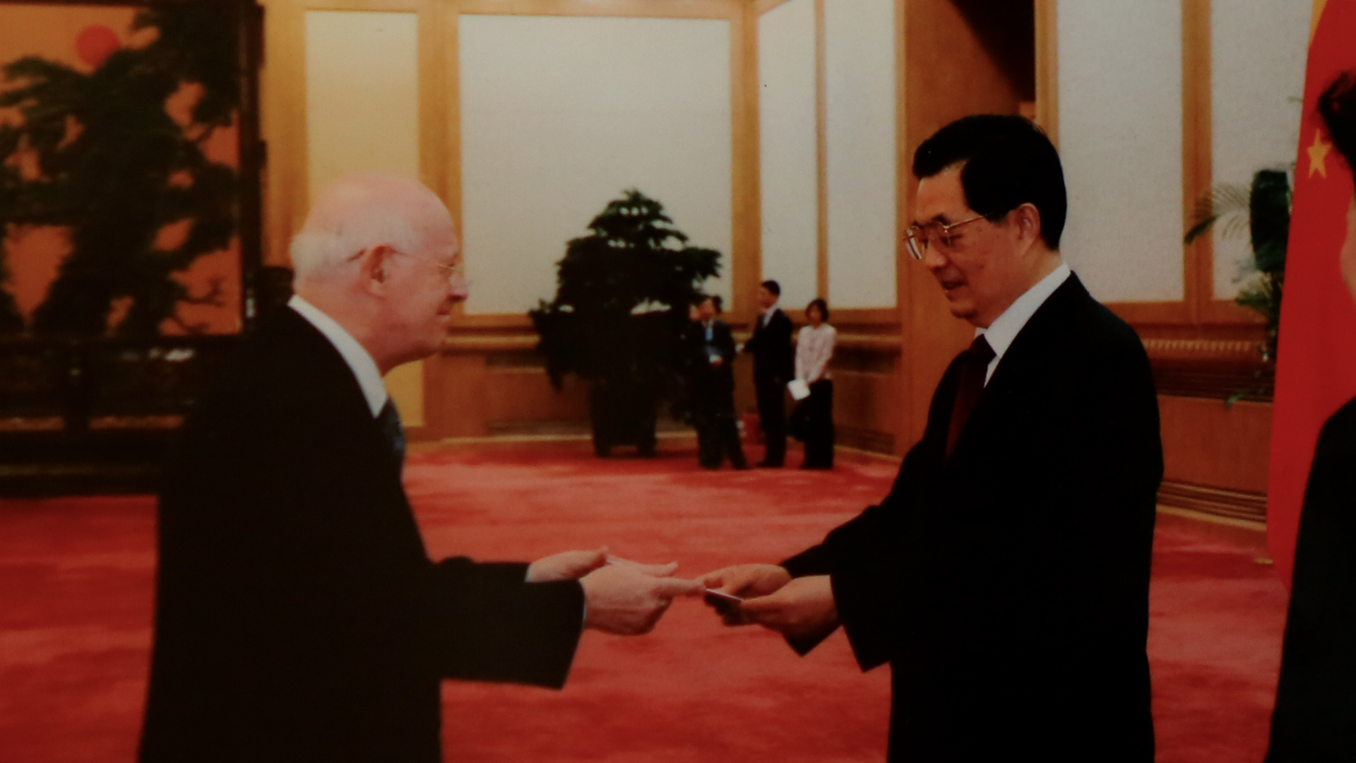 Presenting his credentials to former Chinese president Hu Jintao, 2011. /Bregolat